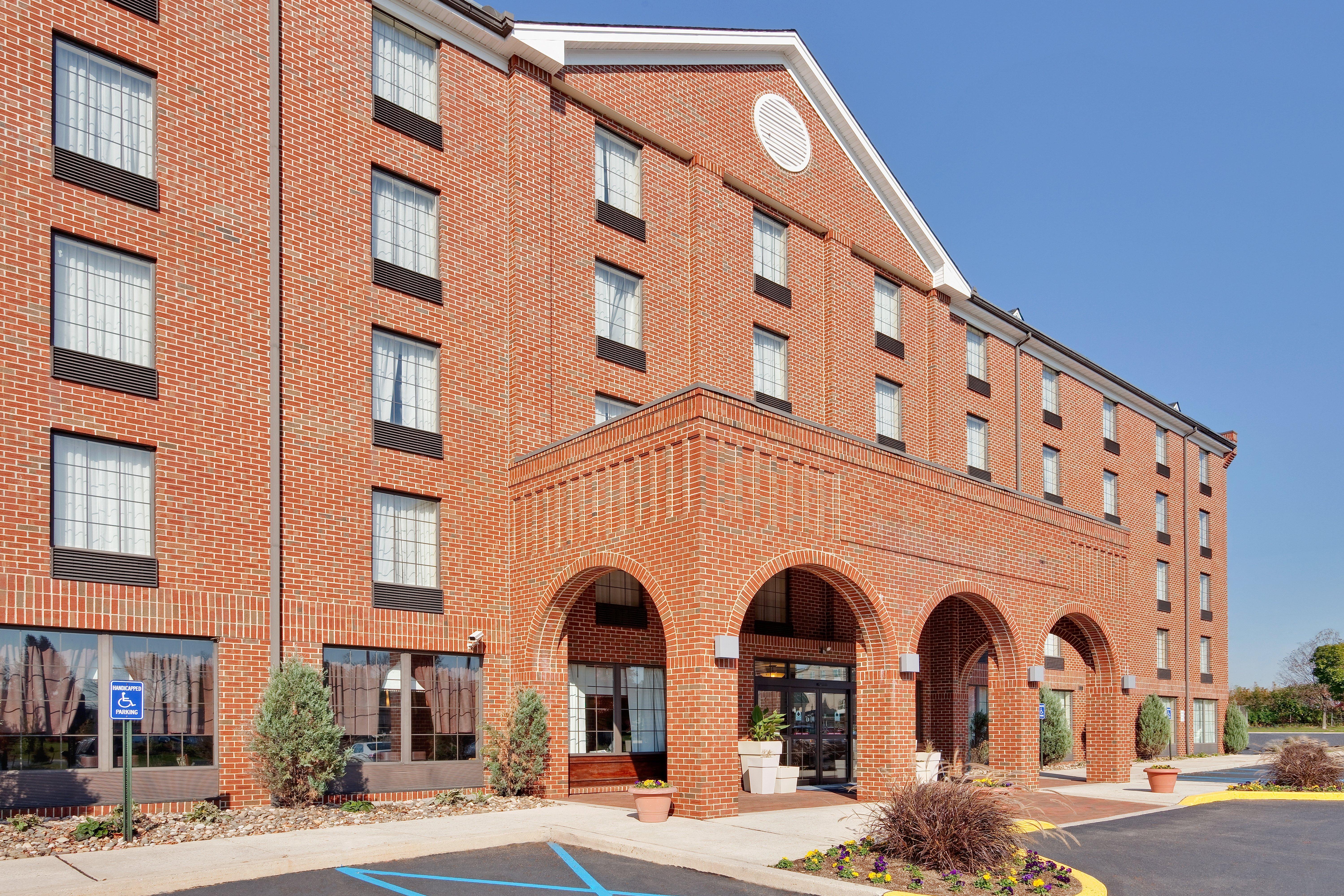 Holiday Inn Express Harrisburg East, An Ihg Hotel Exteriör bild